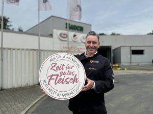 Prokurist und Mitinhaber der R&S Vertriebs GmbH sowie Albert Rauch GmbH Ingmar Fritz Rauch mit dem Meatember-Aktionszeichen.