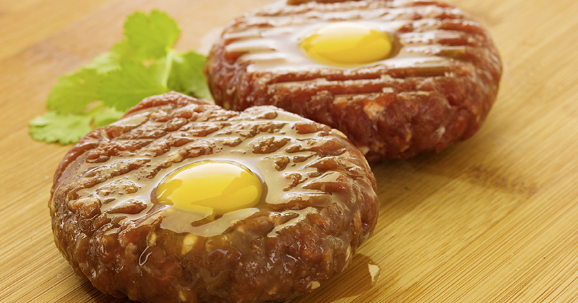 Steak Tartar mit Eigelb